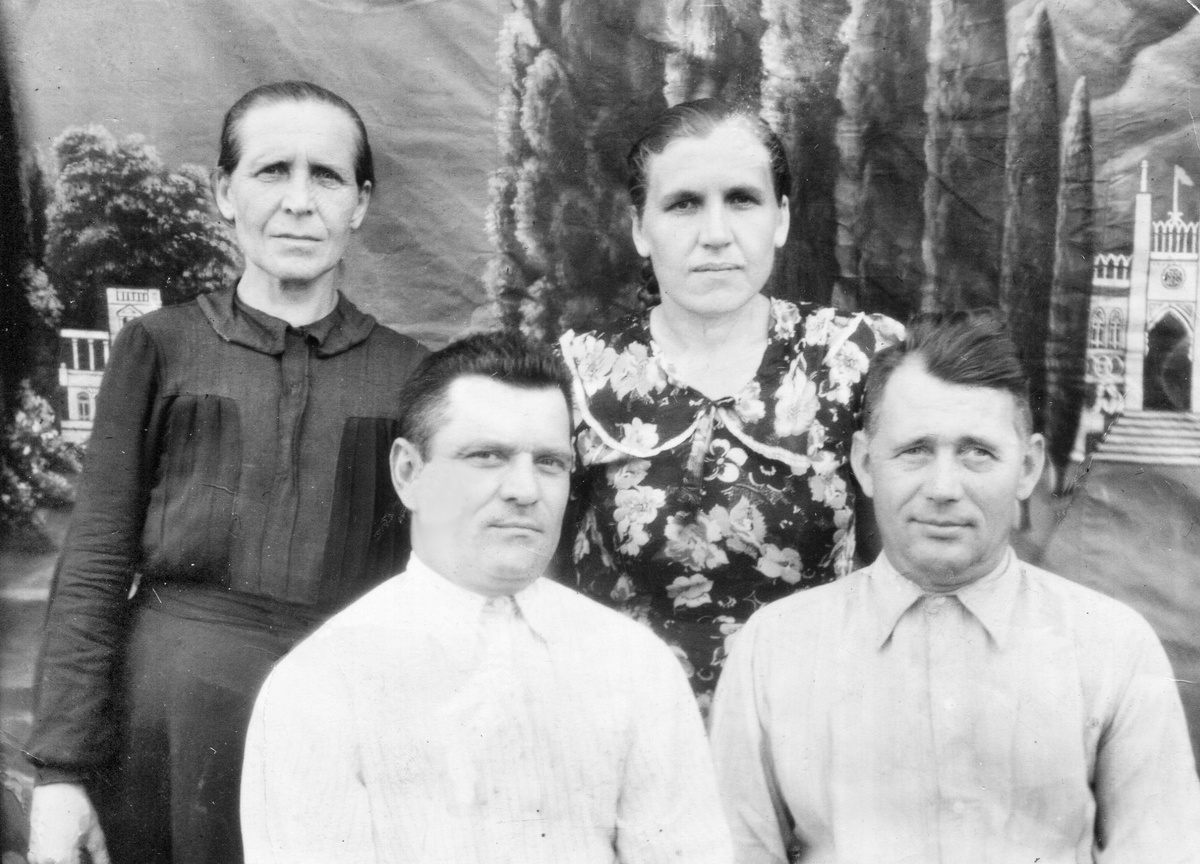 Слева Скорина Прасковья, мать Марии, и её муж Бездетко. Справа Беловы Фёдор и Мария. п. Абан, 1950-е годы.