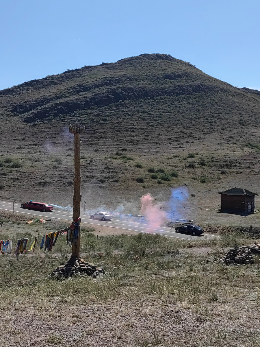 Свадьба едет, дым пускает