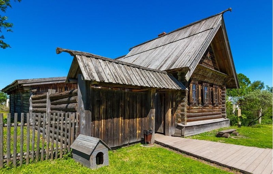 Дом крестьянина-середняка Волкова. Суздаль. Источник: https://anashina.com/tradicionnye-krestyanskie-doma-srednej-polosy-rossii-i-russkogo-severa/