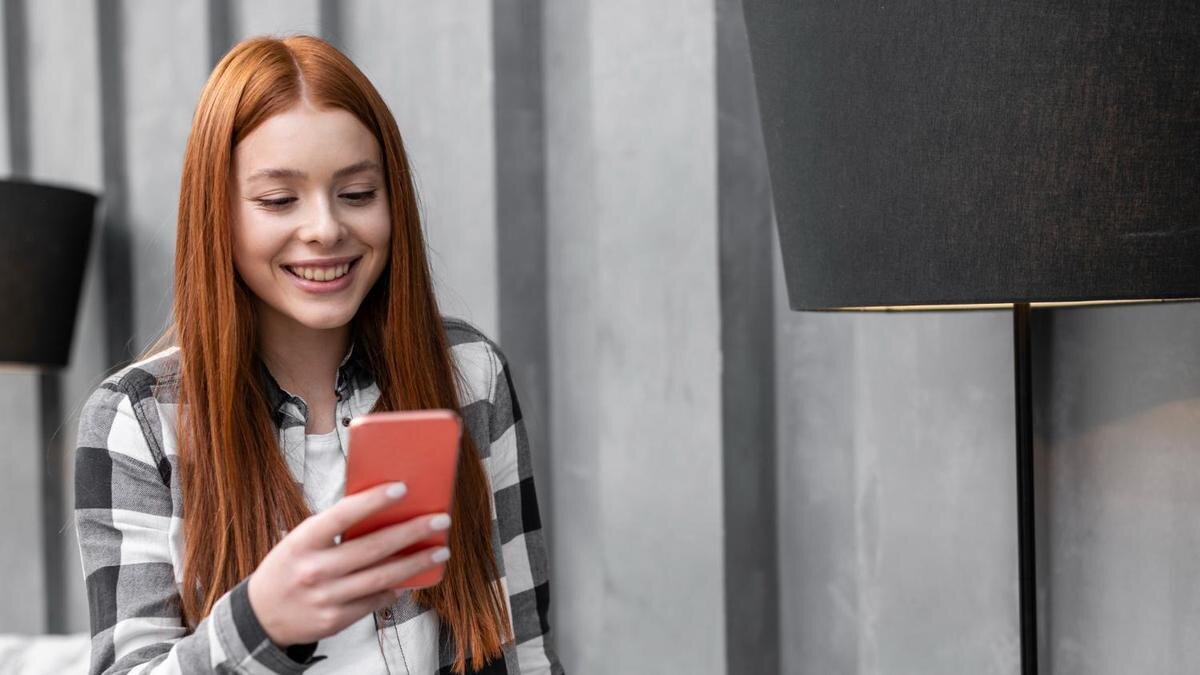    Девушка с телефоном:Freepik