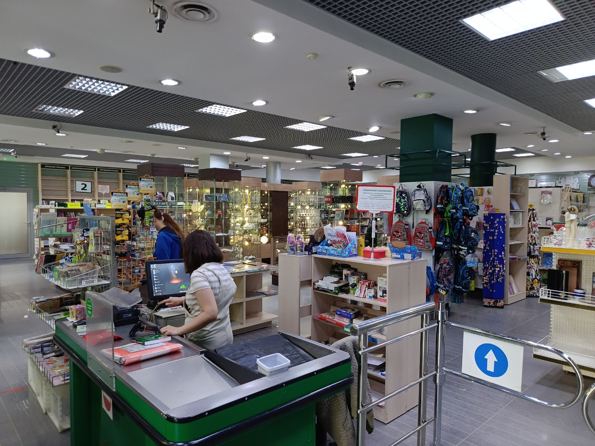 В начале июня сего года некогда ведущий книжный магазин Барнаула, «Книжный мир», объявил в своей группе ВК о закрытии и распродаже по этой причине товаров, с большими скидками.-2