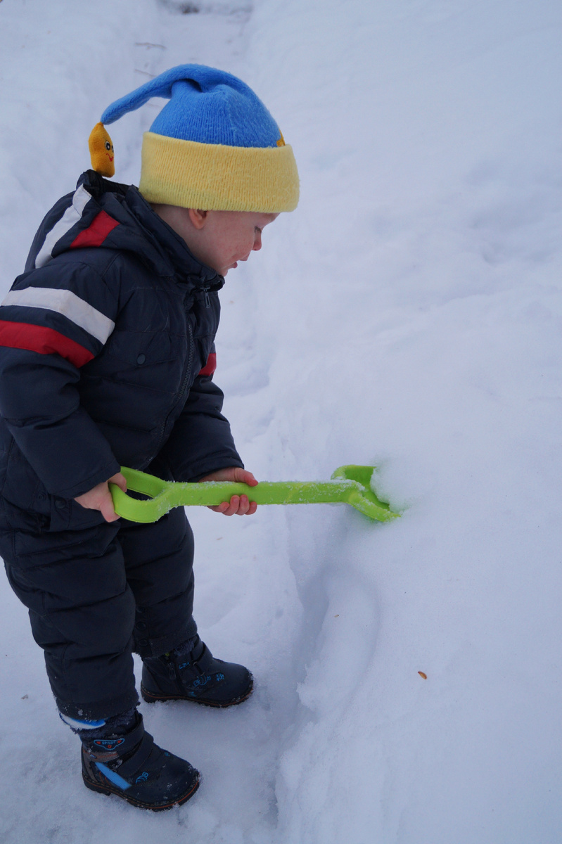 Митюня исследует снег