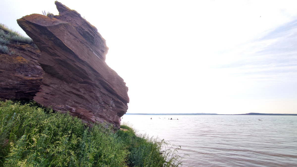 Скала, разделяющая пляжи в деревне Янги-Турмуш на две части.
