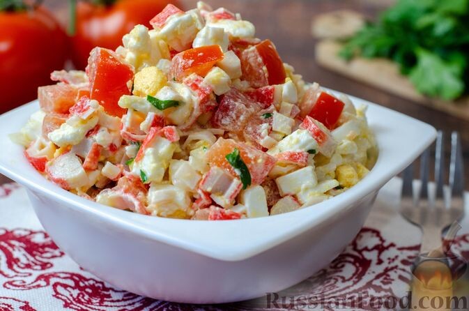 крабовые палочки, помидоры, брынза, яйца, лук репчатый, зелень петрушки, масло растительное, соль