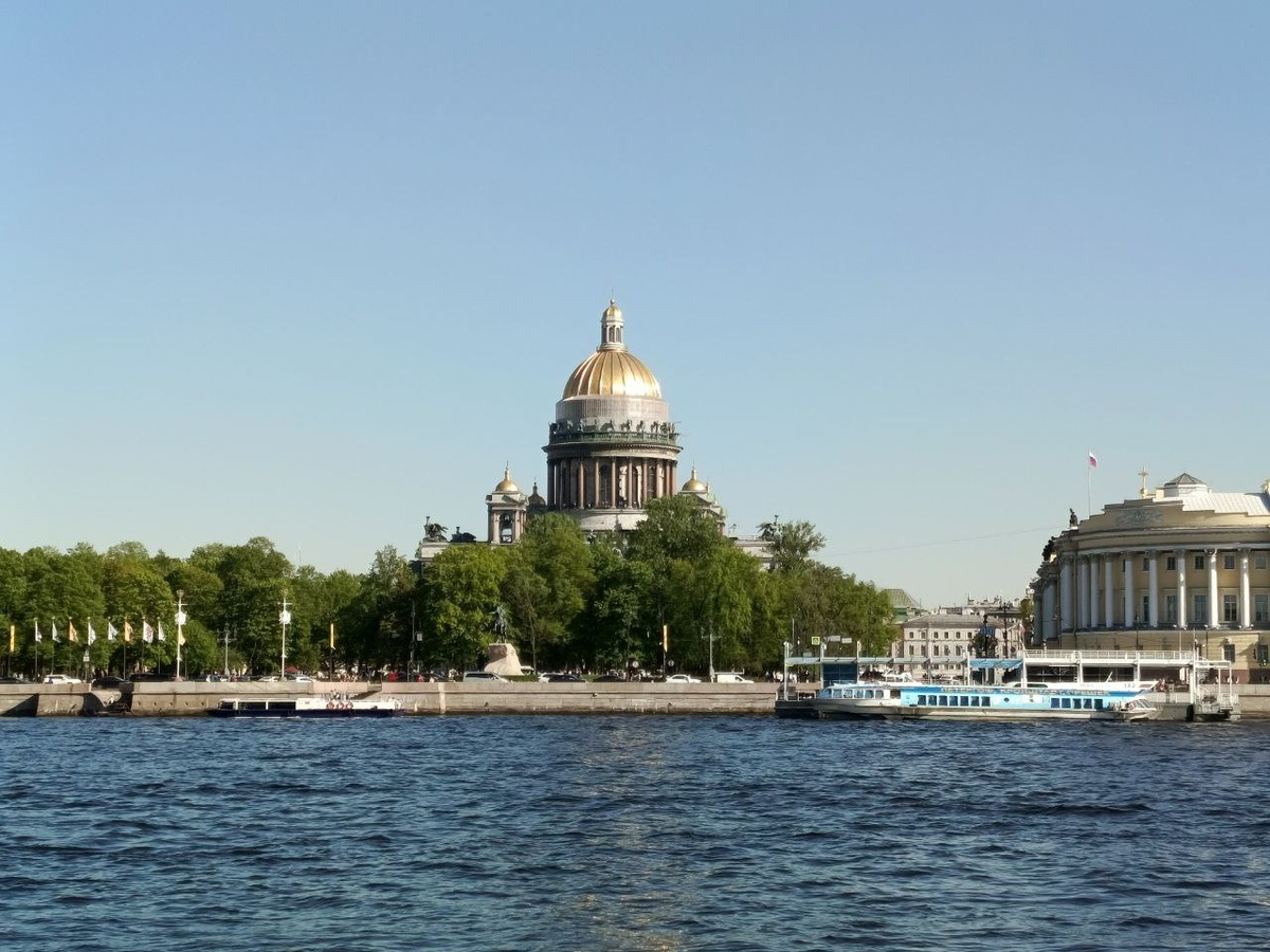 Вид на Исаакиевский собор.