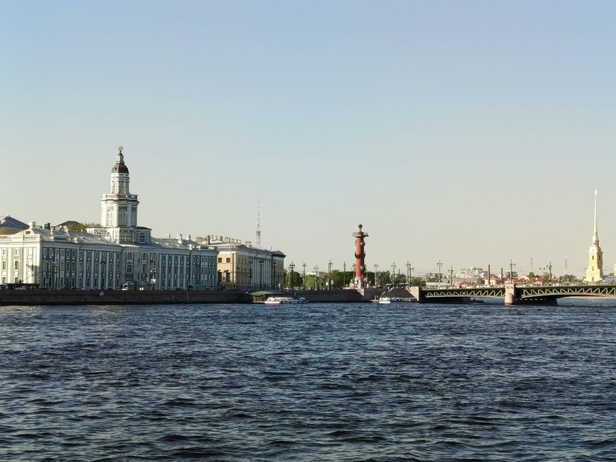 Вид на Кунсткамеру, Стрелку Васильевского острова и Дворцовый мост.