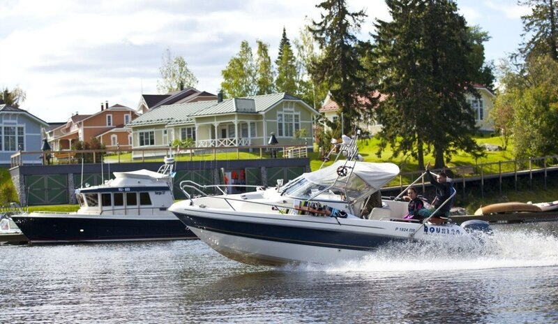 В летний период любители активного отдыха могут покататься по акватории Ладожского озера на вейкбордах, сёрфах с веслом, монолыжах, «ватрушках» и на водных диванах — вас точно ждут крутые ощущения