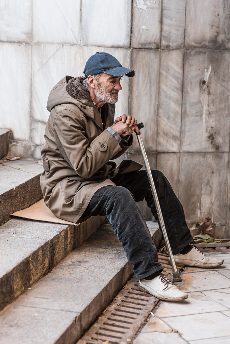 <a href="https://ru.freepik.com/free-photo/side-view-homeless-man-stairs-with-cane_11219937.htm#fromView=search&page=3&position=31&uuid=0065c8a3-00cf-4841-bc15-baebaa48ff83">Изображение от freepik</a>