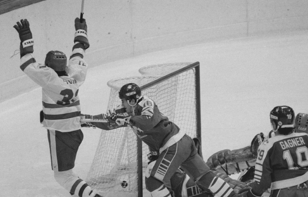    Владимир Ковин (слева) после заброшенной шайбы в ворота сборной Канады на Олимпиаде 1984 года  Вячеслав Ун Да-син, Виктор Будан/ТАСС