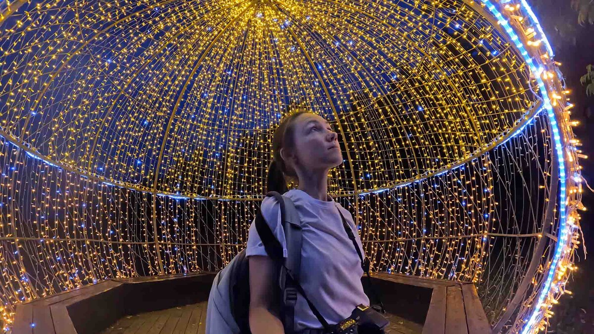 Спойлер: до Ярославля и Перми Владимиру пока далеко... А это светящийся шар на пешеходной улице Георгиевская