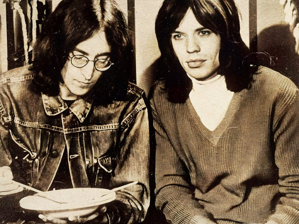 1973 год был бурным в жизни Джона Леннона. После разрыва с Йоко Оно бывший битл увидел, как его жизнь превращается в хаос, поскольку он потерял контроль над тем, что было для него важнее всего.-2