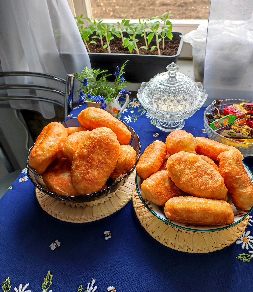 На заднем плане мамина сахарница, у меня в ней постоянно сахар или "Дунькина радость"