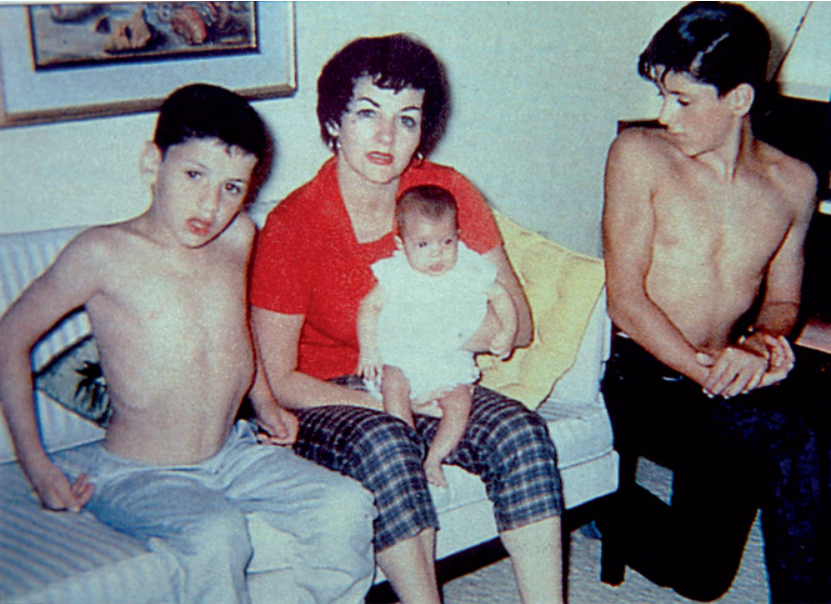 Жаклин Сталлоне с детьми: старшим Сильвестром,, Фрэнком и дочерью Тони Д'Альто