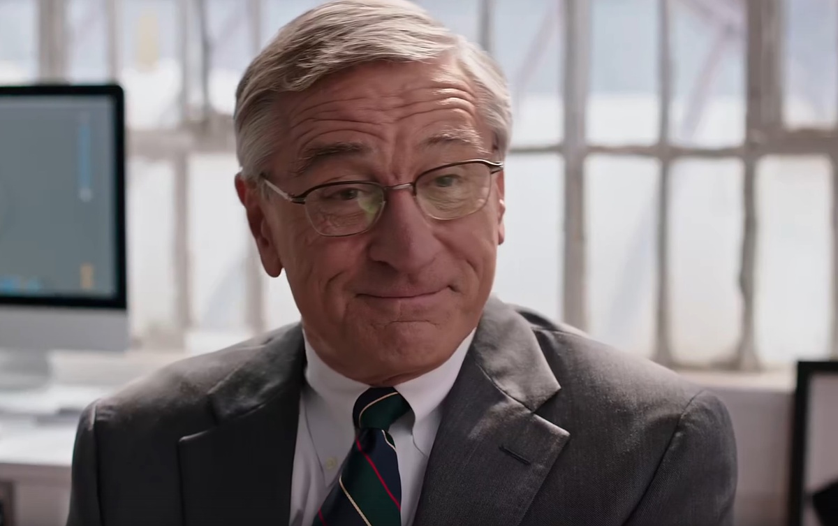 Кадр из фильма "Стажер" 2015 года с Робертом Де Ниро в главной роли