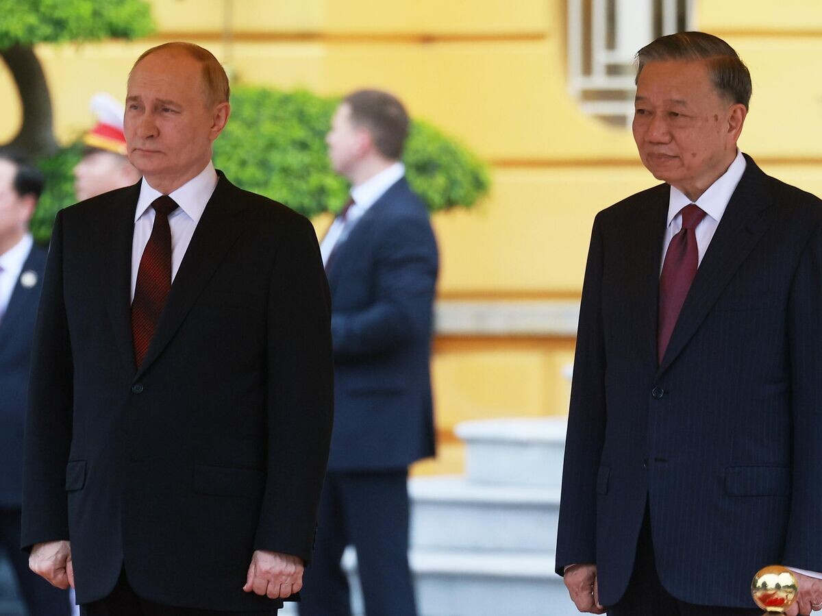    Президент России Владимир Путин и президент Социалистической Республики Вьетнам То Лам на церемонии официальной встречи на площади у Президентского дворца в Ханое© РИА Новости / POOL