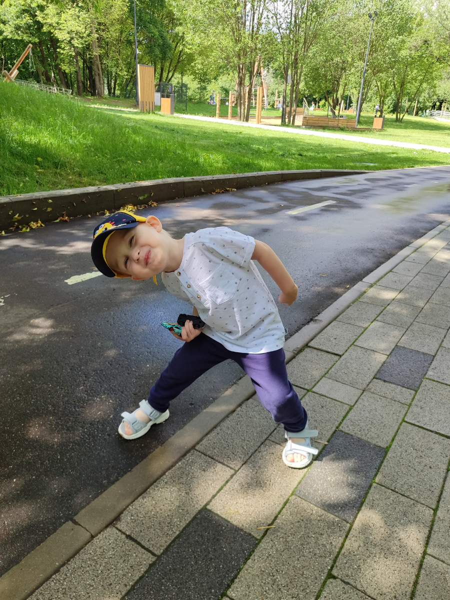 Вот один из случаев: прошу Ваню улыбнуться, а он корчит рожицы