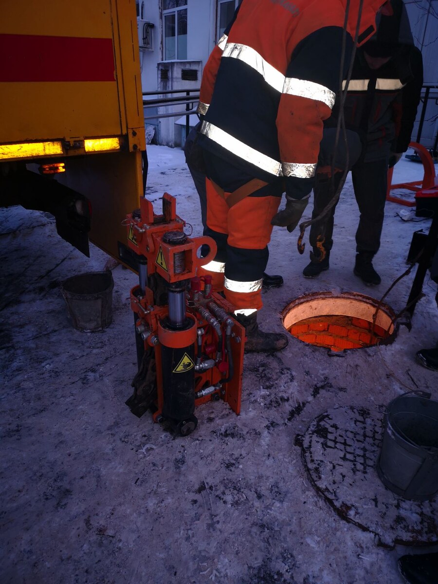Перед началом бестраншейной замены трубопровода ХБК, г. Москва. Силовая часть СТ-40В перед монтажом.