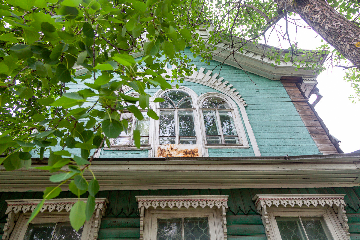 На Набережной Вельска, небольшого уютного городка на юге Архангельской области, сохранилось несколько дореволюционных особняков. Именно они определяют лицо города.-2