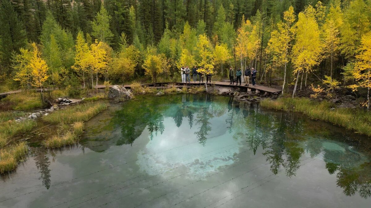 Начало осени на Алтае, погода теплая, но солнце не печет уже. Наши гости даже без головных уборов