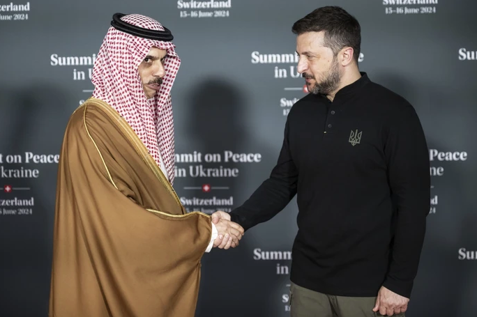 Министр иностранных дел Саудовской Аравии принц Фейсал бин Фархан и Зеленский на конференции по Украине в субботу © dpa [вид, конечно, у принца конкретно злодейский 😀 — прим. «М.П.»].