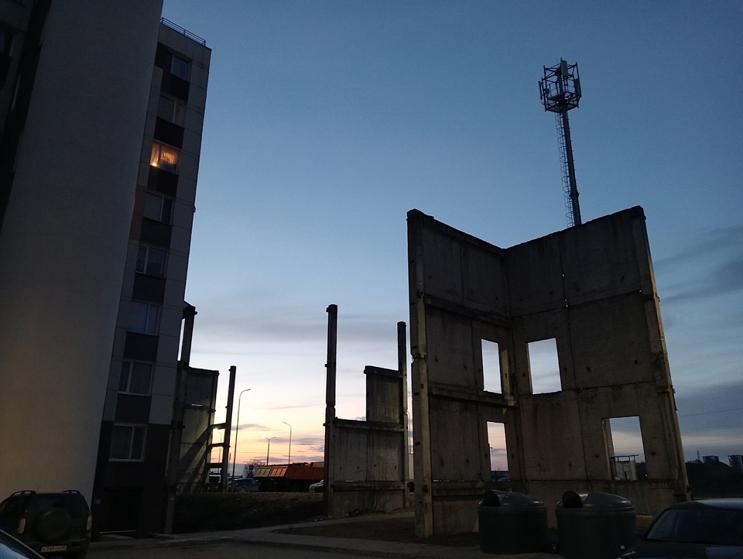 Думаете, это Абхазия? А вот и нет! Это - Псков! Мой любимый, российский Псков, в котором я живу! Район Завеличте! Недострои здесь стоят с 80-х годов, и властям города - хоть бы хны!