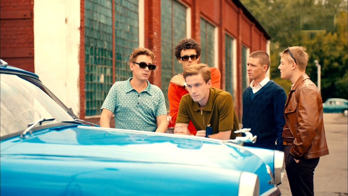 Таксист Сережа-Берем-и-едем (Александра Яценко) помогает четверке друзей. Т/с «Фарца».