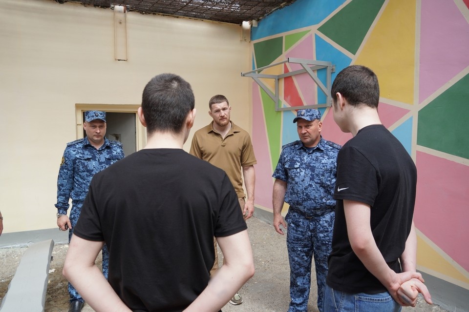    Ульяновский боец ММА Владимир Минеев пообщался с несовершеннолетними осужденными | ФОТО: УФСИН России по Ульяновской области