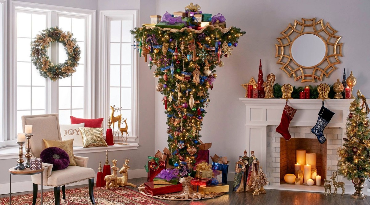 Создать праздничное настроение можно не только с помощью ёлочных игрушек. Украсить дом к Новому году можно разными способами, используя пространство каждой комнаты и даже прилегающей территории.