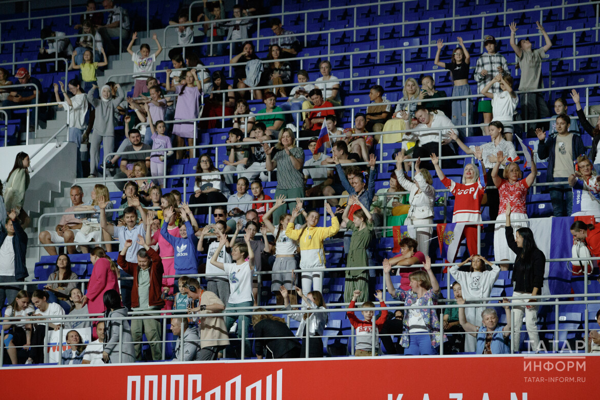 ​Зрителей пусть не так много, как на волейбольных финальных сражениях, но собралась публика довольно внушительная. Фото: © Владимир Васильев / «Татар-информ»