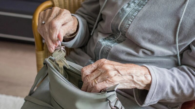     Пожилая женщина, пенсия, ключи. СС0