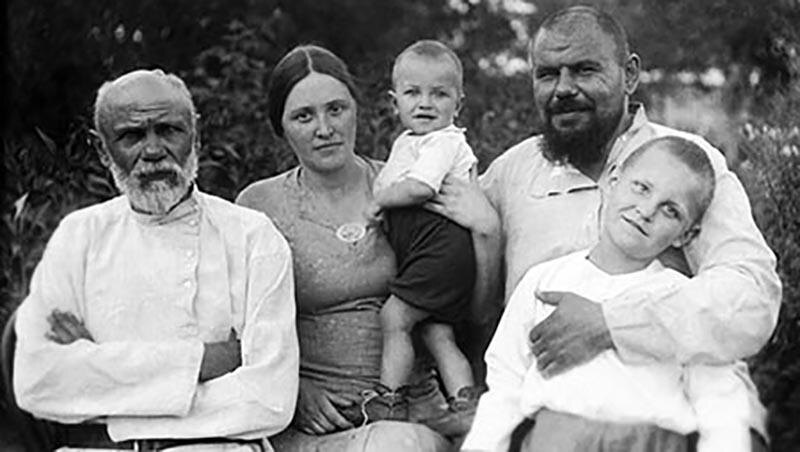 На руках у матери/ Фото: wikipedia.org