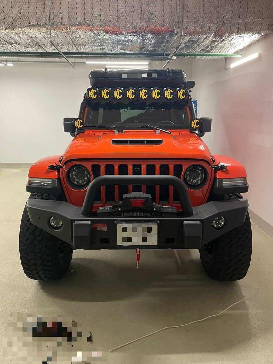 Подвеска ( амортизаторы, стойки, и прочее)лифт, Тормозные диски и суппорта, Лебедка, Выхлоп, Передний и задние бампера, Светотехника, Дополнительный свет, Пороги, Электрические ступеньки, Держатель запасного колеса, Диски и резина, Верхняя выдвижная крыша- кемпер, Боковой выдвижной навес, Боковые светильники, Дверные держатели для оснастки.