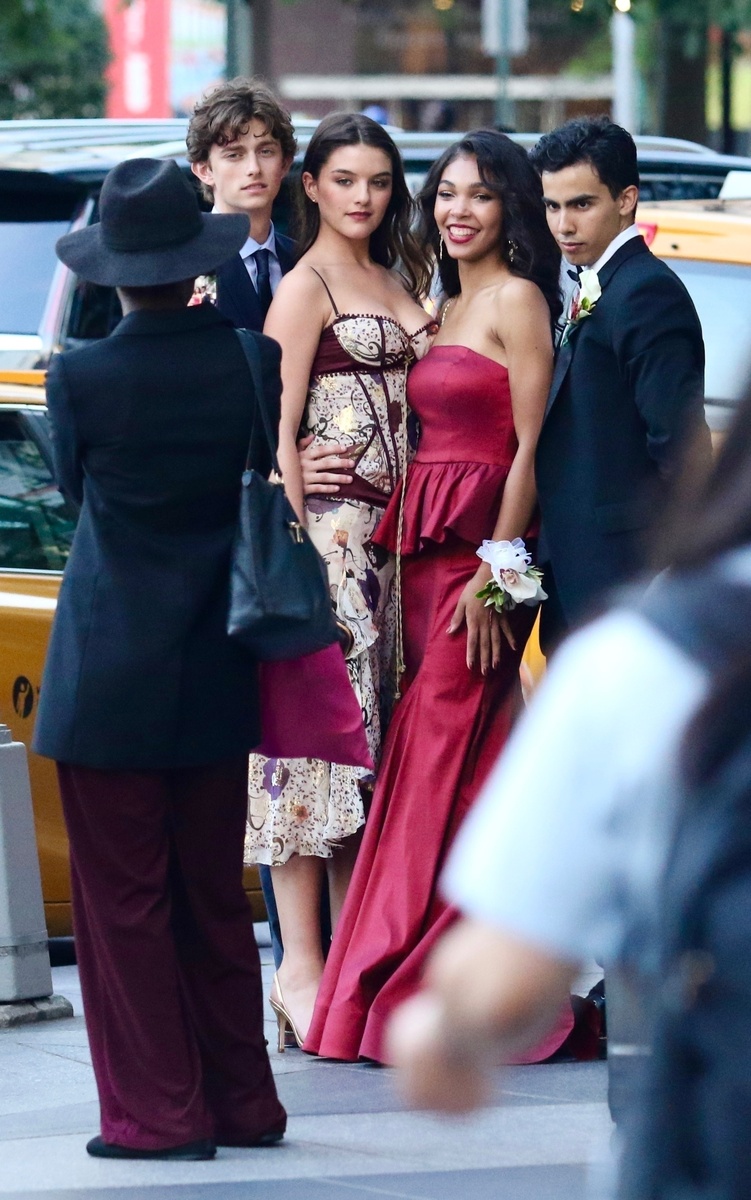 Сури Круз с одноклассниками