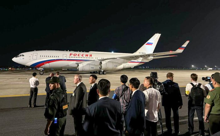 Самолет президента России в аэропорту Ханоя. Фото: сайт президента РФ   