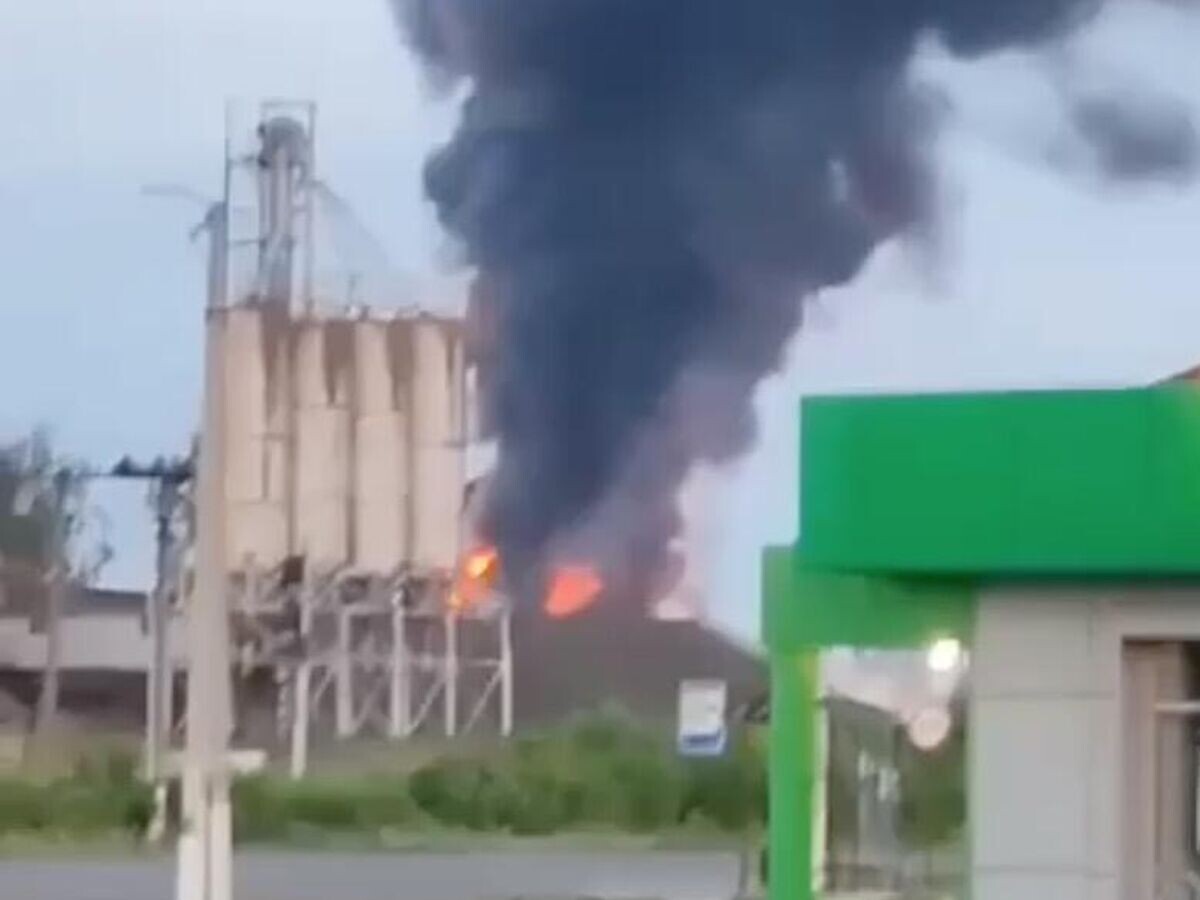    Пожар после атаки украинского дрона на территории Платоновской нефтебазы в Тамбовской области. Кадр видео очевидца