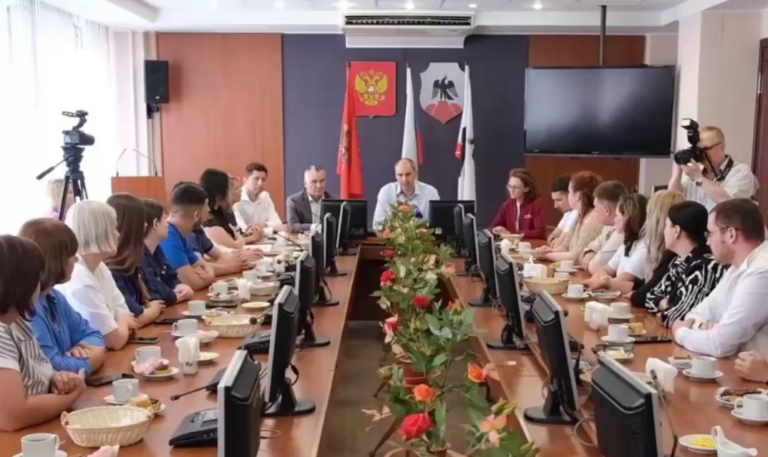    Денис Паслер: С первых дней паводка главные наши помощники — волонтеры Кристина Просвиркина