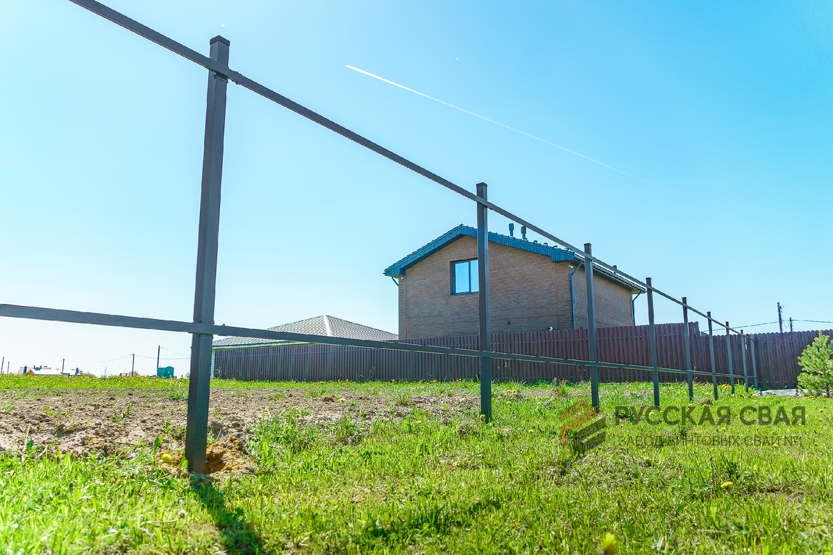 Установка металлического заборного каркаса от компании "Русская Свая"