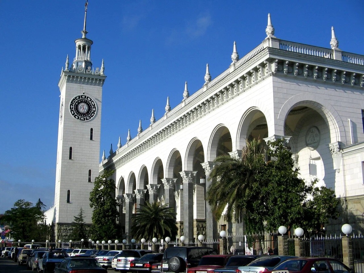 Главная загадка вокзала — часы. Знаки зодиака расположены не по порядку, на своих местах только Лев, Дева и Весы. Автор заменил на зодиакальном круге Тельца, Скорпиона и Водолея на созвездия Лебедя, Гончих Псов и Змеи. Фото: Яндекс / Яндекс.Карты