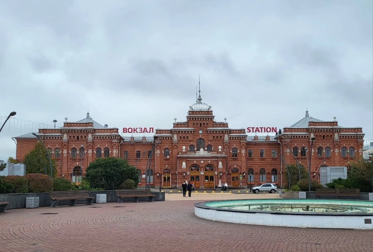 На входе пассажиров встречают две статуи барсов из белого мрамора — символы Казани.Фото: 695515 Елена / Яндекс Карты