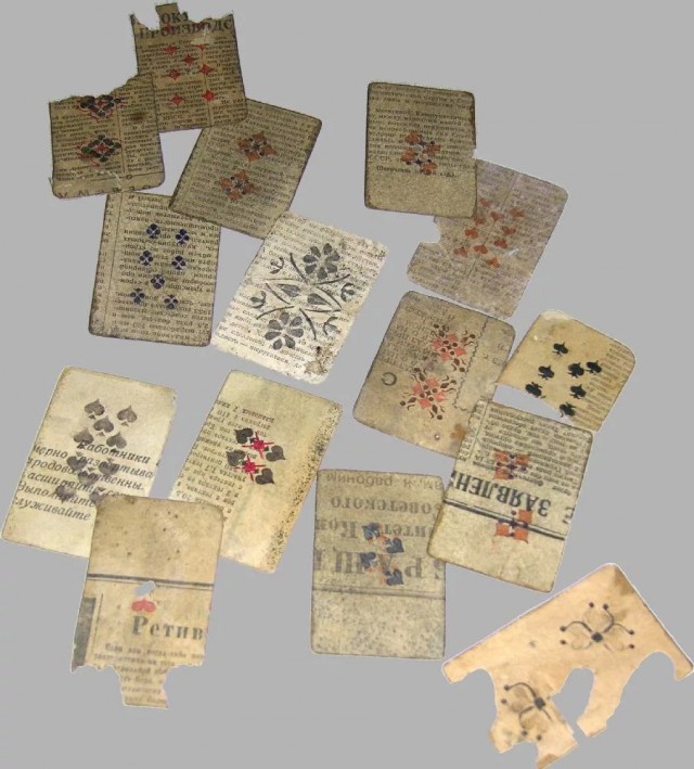 Тюремные карты, не самый древний экспонат, но зато показательный: сделаны из газет.