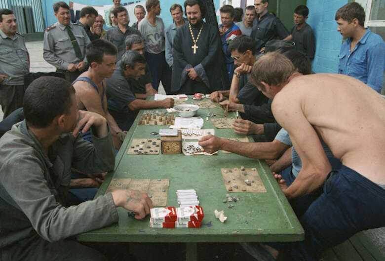 Обычно люди в форме при проведении игр не присутствуют, и уж тем более, священики. Факт в том, что проведению игр нынче никто не мешает, пока всё держится в рамках разумного и не происходит никаких инцидентов.