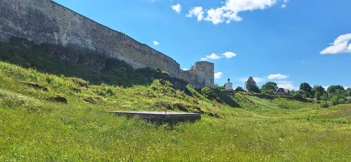 Ров был настолько глубоким, что он отчасти сохранился до сих пор 