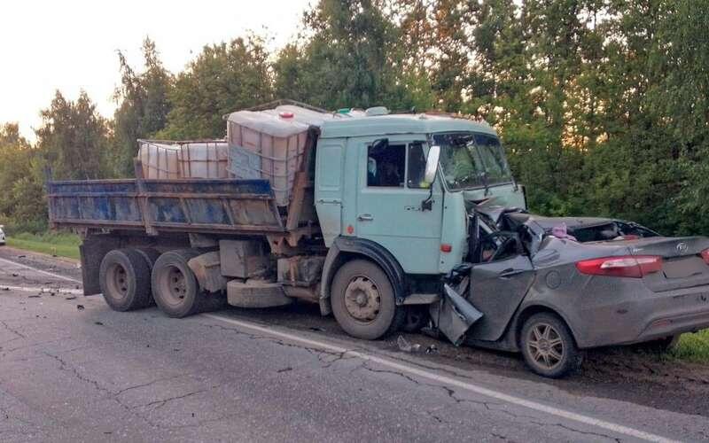 Toyota Camry столкнулась с КАМАЗом утром 19 июня на 49-м километре трассы Липецк – Данков. В ДТП погибли три человека.