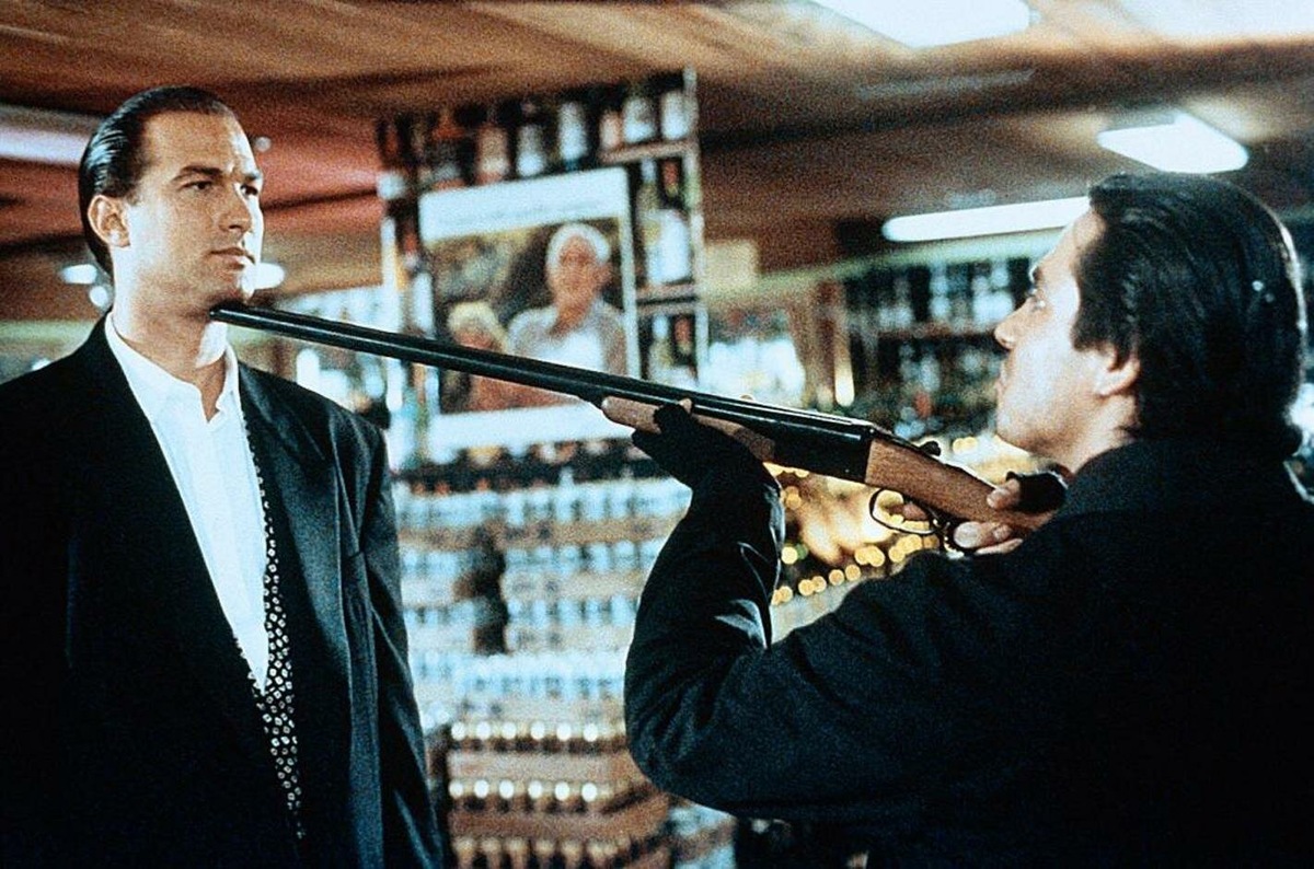 Кадр из х/ф "Смерти вопреки". Мейсон Сторм невозмутим перед лицом опасности.