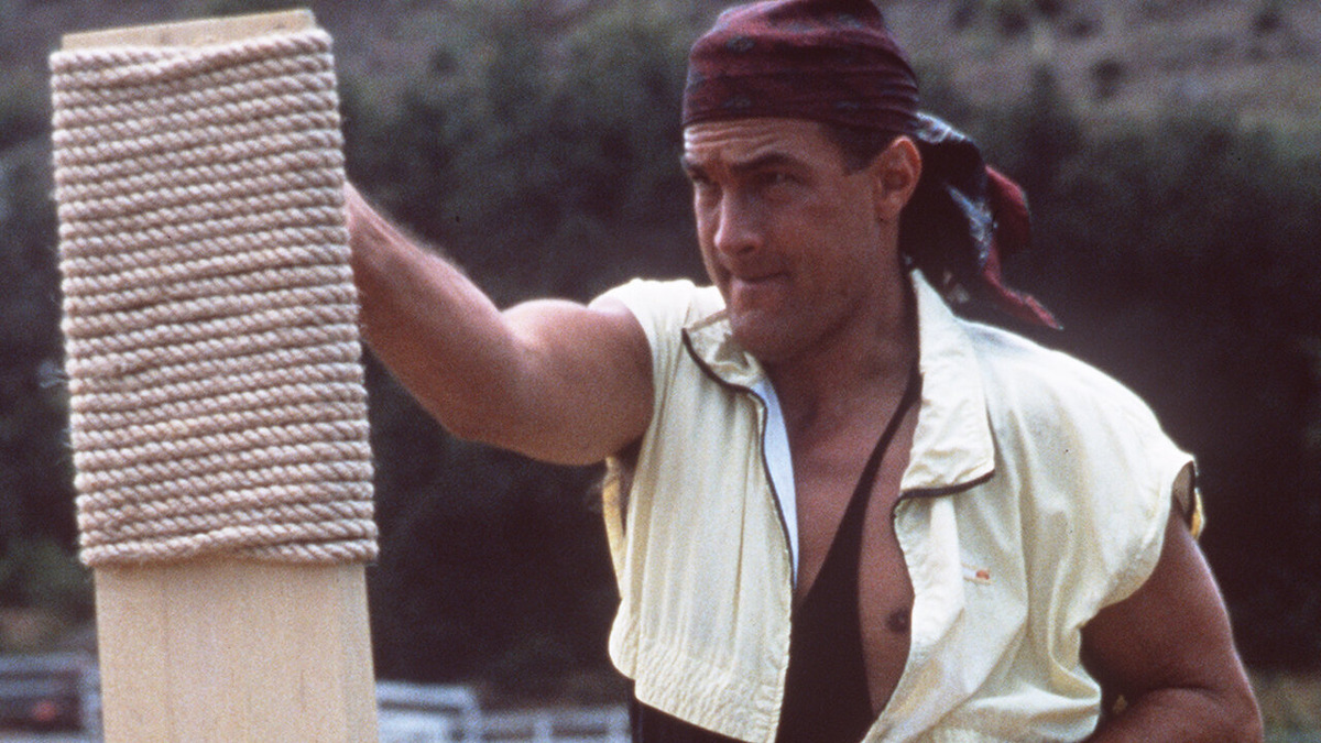 Кадр из х/ф "Смерти вопреки". Один из немногих фильмов Стивена Сигала, где демонстрируются тренировки главного героя. 