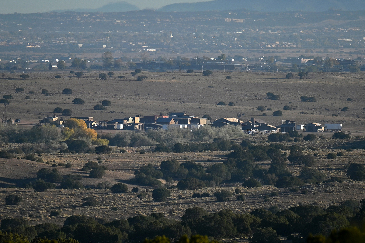 Sam Wasson / Getty Images📷Съемочная площадка фильма «Ржавчина» на ранчо Бонанза-Крик в Санта-Фе, штат Нью-Мексико