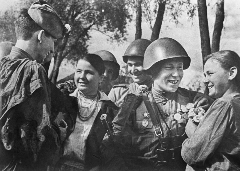 Жители деревни Сумской области встречают советских бойцов-освободителей, 1943 год