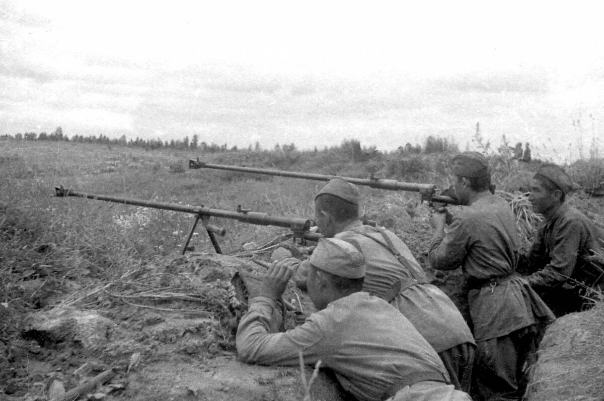 Советские бронебойщики Западного фронта на боевой позиции / Фото: Иван Нарциссов
