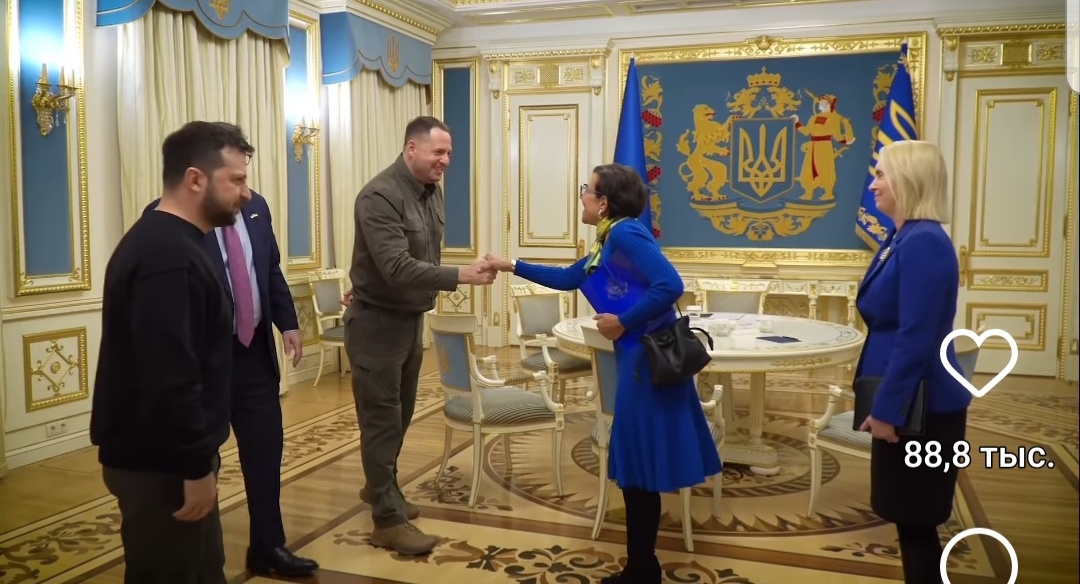 На заднем плане в кабинете Зеленского Большой герб