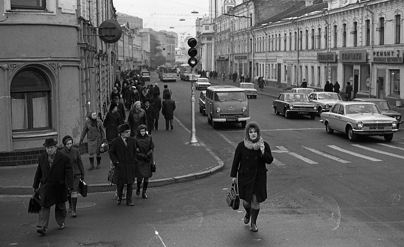 Поскольку в комментариях объявились знатоки жизни СССР  с рассказами про пустые улицы, на которых они рассекали в одиночестве на велосипеде, публикуем фот эти фото Москвы 70-х